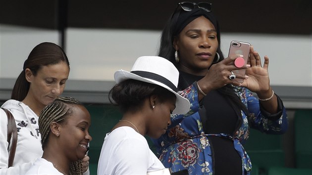 Thotn Serena Williamsov sledovala svou sestru Venus bhem tetho kola Roland Garros. (2017)