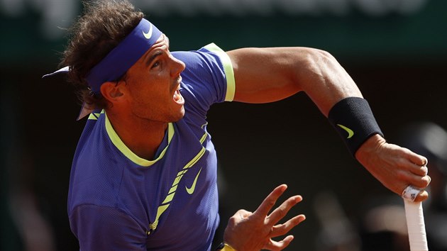 Rafael Nadal servruje ve tvrtfinle Roland Garros.