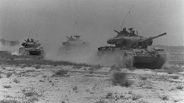 Izraelsk tanky Centurion krtce ped estidenn vlkou, Negev,  20. kvtna 1967
