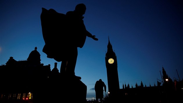 Londan se probudili do pekvapiv jasnho rna. V politick rovin se vak nad Britni stahuj mrana (9. ervna 2017)