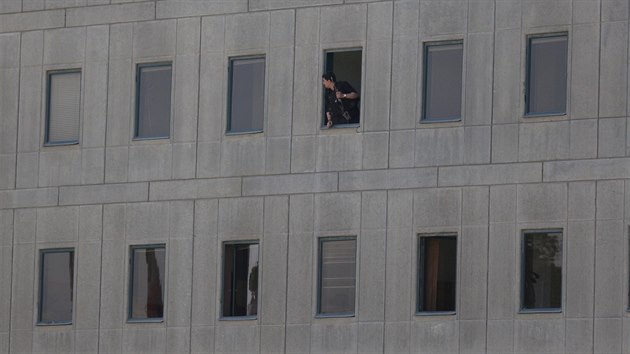 rnt policist v oknech budovy rnskho parlamentu (7. erven 2017).