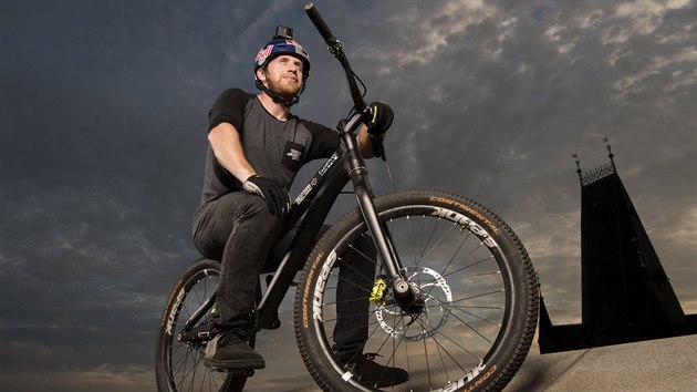 Kluk ze severozpadnho Skotska, kter se stal svtovou hvzdou. Danny MacAskill vsadil na lsku k biketrialu a uspl.