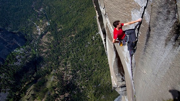 Americk horolezec Alex Honnold pi zdoln jin stny El Capitan v Yosemitskm nrodnm parku. (1. ervna 2010)