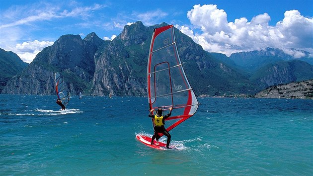 Velk vodn plocha a siln stabiln vtr zaruuj oblbenost jezera Garda i mezi windsurfisty