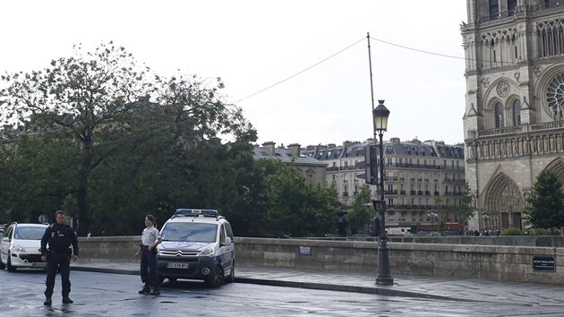 Policie po incidentu hldkuje u katedrly Notre Dame v Pai (6. ervna 2017).