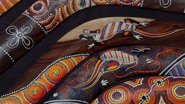 Bumerangy v tradinch australskch barvch a vzorech.