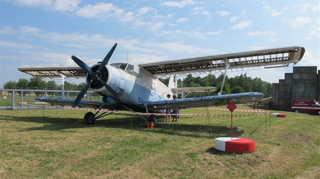 V jednom z kryt pro letouny je vstava mapujc 80 let letit. Na snmku je dve populrn dvouplonk Antonov.