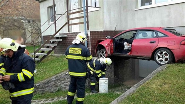 erven mazda se tymi opilci uvnit vyjela v Jeviovce mimo vozovku a zstala viset nad vjezdem do gare rodinnho domu. idi nadchal tm ti promile.