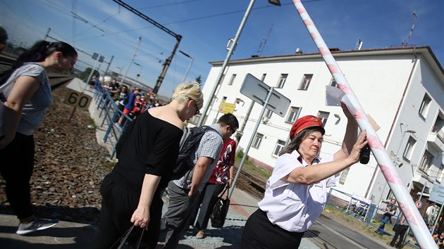 Vprav mus na dolnm ndra v Brn run obsluhovat i zvory, kter usmruj cestujc pi pechzen na druh nstupit.