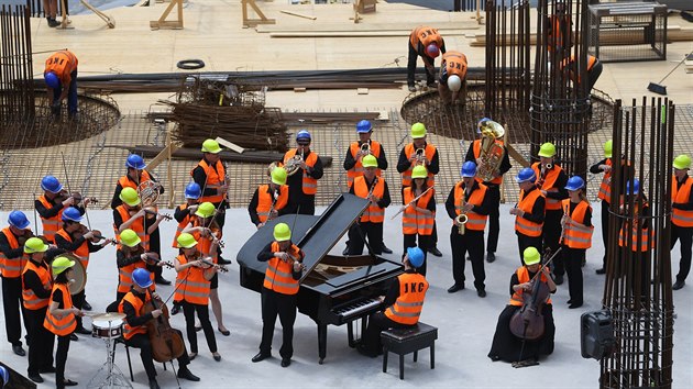 Hudebnci s vestami a helmami nateli ve stavebn jm spot o budovn koncertnho slu brnnsk filharmonie. (6.6.2017)