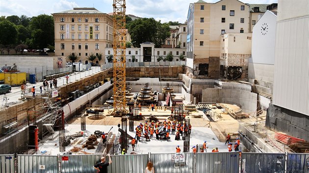 Hudebnci s vestami a helmami nateli ve stavebn jm spot o budovn koncertnho slu brnnsk filharmonie. (6.6.2017)