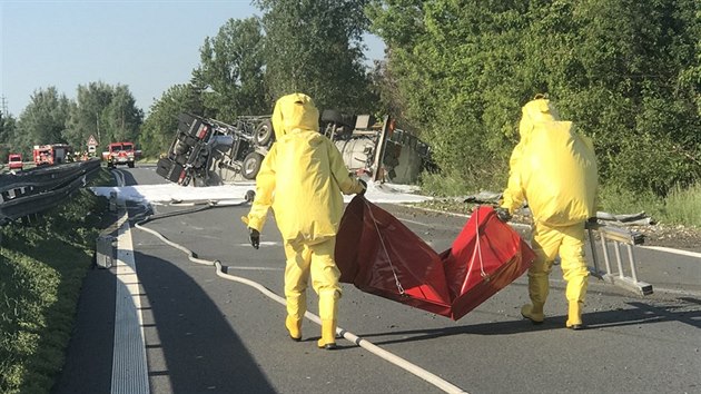 Nehoda cisterny zablokovala u Prostjova silnici D46 (3. ervna 2017).