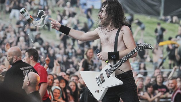 Australsk hardrockov hudebn skupina Airbourne se nebla vtho kontaktu s publikem. Zpvk a kytarista Joel O'Keeffe si zahrl pmo v davu a taky prokzal, e kapela m asi nejvt spotebu piva bhem vystoupen.