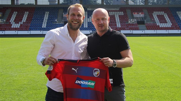 Daniel Kol se vrtil do Plzn, po podpisu dvoulet smlouvy pzuje na stadionu s generlnm manaerem Adolfem dkem.