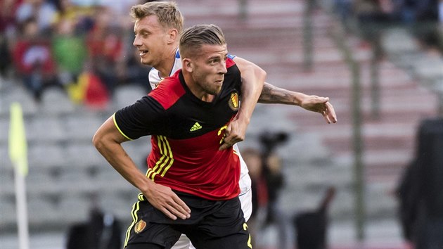 Belgick stoper Toby Alderweireld a esk zlonk Ladislav Krej v ppravnm utkn.