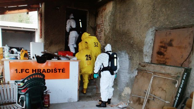 Policie zatkla gang, který dodával chemikálie na výrobu pervitinu. Při domovních prohlídkách našla laboratoře, drogy, chemikálie i sedm milionů korun v hotovosti.