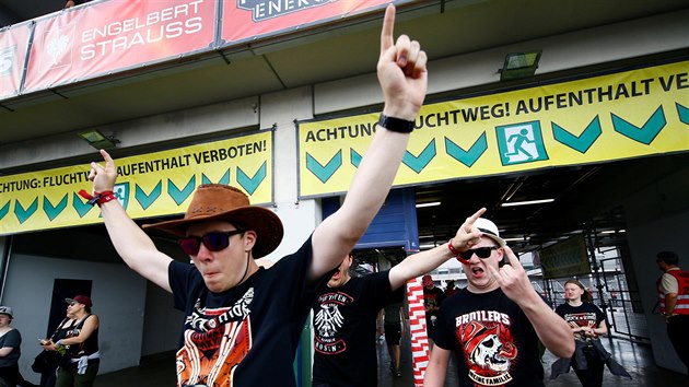 Nvtvnci festivalu Rock am Ring si uvaj jeho obnoven pot, co byl v ptek peruen kvli teroristick hrozb (3. ervna 2017)