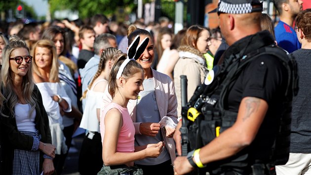 Charitativn koncert One Love Manchester doprovzej psn bezpenostn opaten. Nvtvnkm to ale nezkazilo radost a teroru se tak postavili elem (4. ervna 2017)