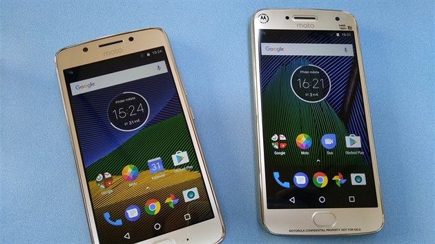 Smartphony Moto G5 (vlevo) a Moto G5 Plus