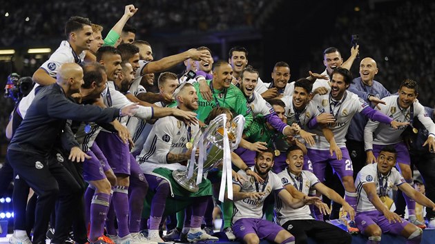 OBHJCI TITULU. Fotbalist Realu Madrid slav triumf v Lize mistr.