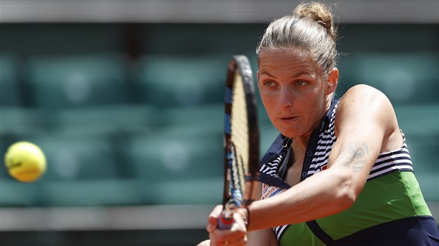 RETURN. Karolna Plkov ve tvrtfinle Roland Garros.