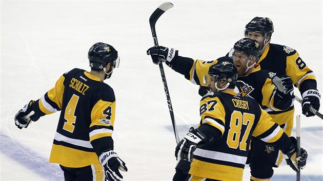 Sidney Crosby, Patric Hornqvist a Phil Kessel (vpravo) slav Justinem Schultzem dal gl Pittsburghu.