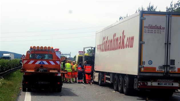 idi kamionu na D5 u Svojkovic naboural do svteln informan cedule. Pi nehod se zranil tak pracovnk drby silnic. (8. ervna 2017)
