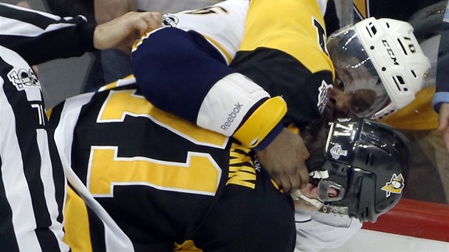 P. K. Subban (nahoe) z Nashvillu se porval s Jevgenijem Malkinem z Pittsburghu.