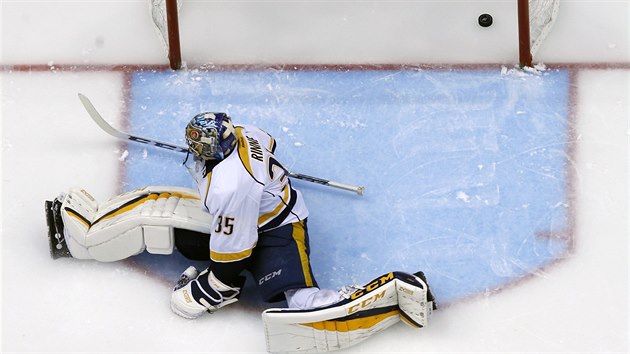 Pekka Rinne z Nashvillu prv inkasoval z hole pittsburskho Jakea Guentzela.