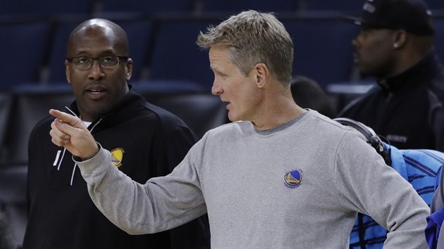 Mike Brown (vlevo) a Steve Kerr si domlouvaj taktiku Golden State.