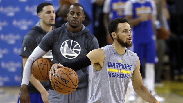 Klay Thompson, Andre Iguodala a Stephen Curry (zleva) na trninku Golden State