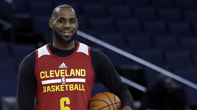 LeBron James z Clevelandu na trninku ped finle NBA