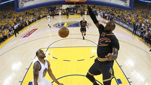 LeBron James z Clevelandu zasmeoval do koe Golden State, sleduje ho Andre Iguodala.