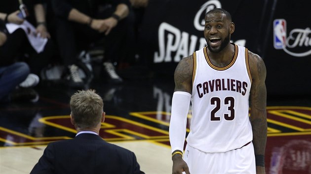 LeBron James (vpravo) z Clevelandu si vymuje nzory se Stevem Kerrem, trenrem Golden State.