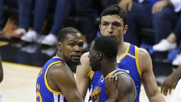 Kevin Durant, Draymond Green a Zaza Paulija se raduj z koe Golden State.