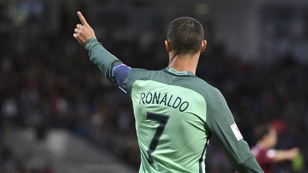 Cristiano Ronaldo z Portugalska oslavuje svou trefu.