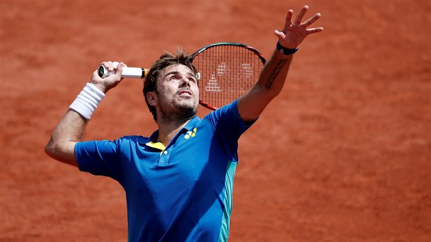 Servis. Stan Wawrinka podv v semifinle Roland Garros.