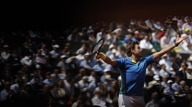 Stan Wawrinka servruje v semifinle Roland Garros.