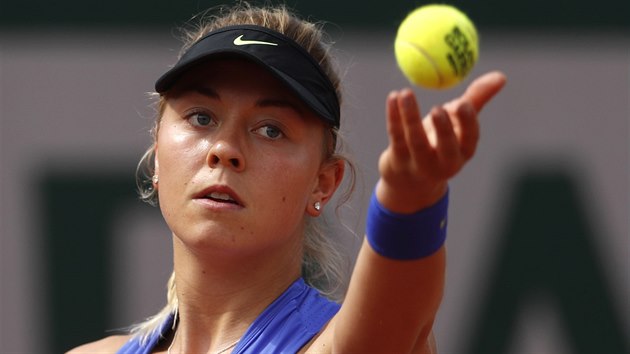 Carina Witthftov servruje ve 3. kole Roland Garros.