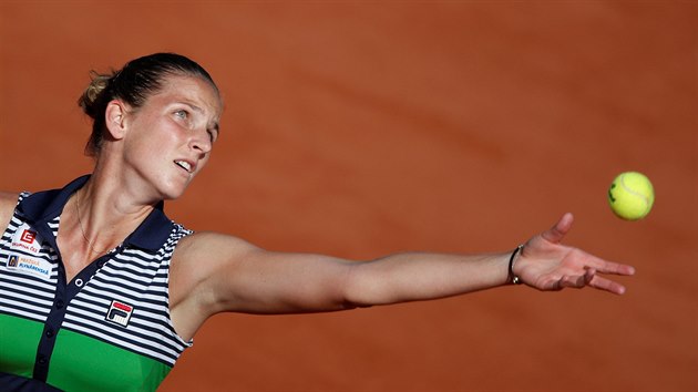 Karolna Plkov se chyst na servis v semifinle Roland Garros.