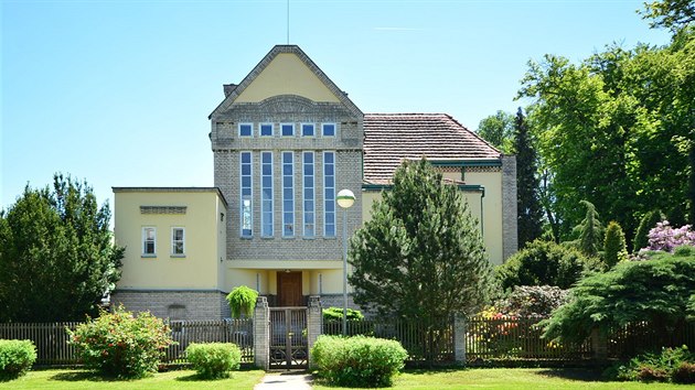 Rakovnk, okres Rakovnk. Reprezentativn vila s dispozic 5+1+hala z roku 1910 je obklopena zahradou.