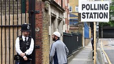 Volební místnost v londýnské čtvrti Tower Hamlets (8. června 2017) Volební místnost v londýnské čtvrti Tower Hamlets (8. června 2017)