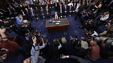 Bývalý editel FBI James Comey vypovídá ped senátní komisí (8. ervna 2017)