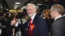 Líd labourist Jeremy Corbyn má dvod k úsmvu. Jeho strana si ve volbách...