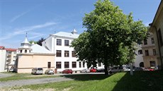 Dvůr střední školy na třídě Legionářů s věžičkami a kaštany je pěkným, leč... Dvůr střední školy na třídě Legionářů s věžičkami a kaštany je pěkným, leč...