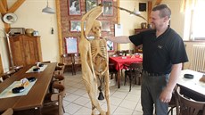 I když vyřezávaný kostlivec odkazující na postavu z brodských pověstí je... I když vyřezávaný kostlivec odkazující na postavu z brodských pověstí je...