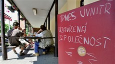Ve snackbaru na sídlišti v Dobřanech dali v první den zákazu kouření v... Ve snackbaru na sídlišti v Dobřanech dali v první den zákazu kouření v...