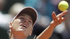 Caroline Wozniacká podává bhem tvrtfinále Roland Garros.