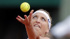 Timea Bacsinszká podává bhem tvrtfinále Roland Garros.