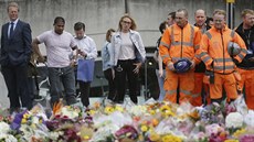 Lidé pili vzdát hold obtem teroristického útoku v Londýn (5. ervna 2017).